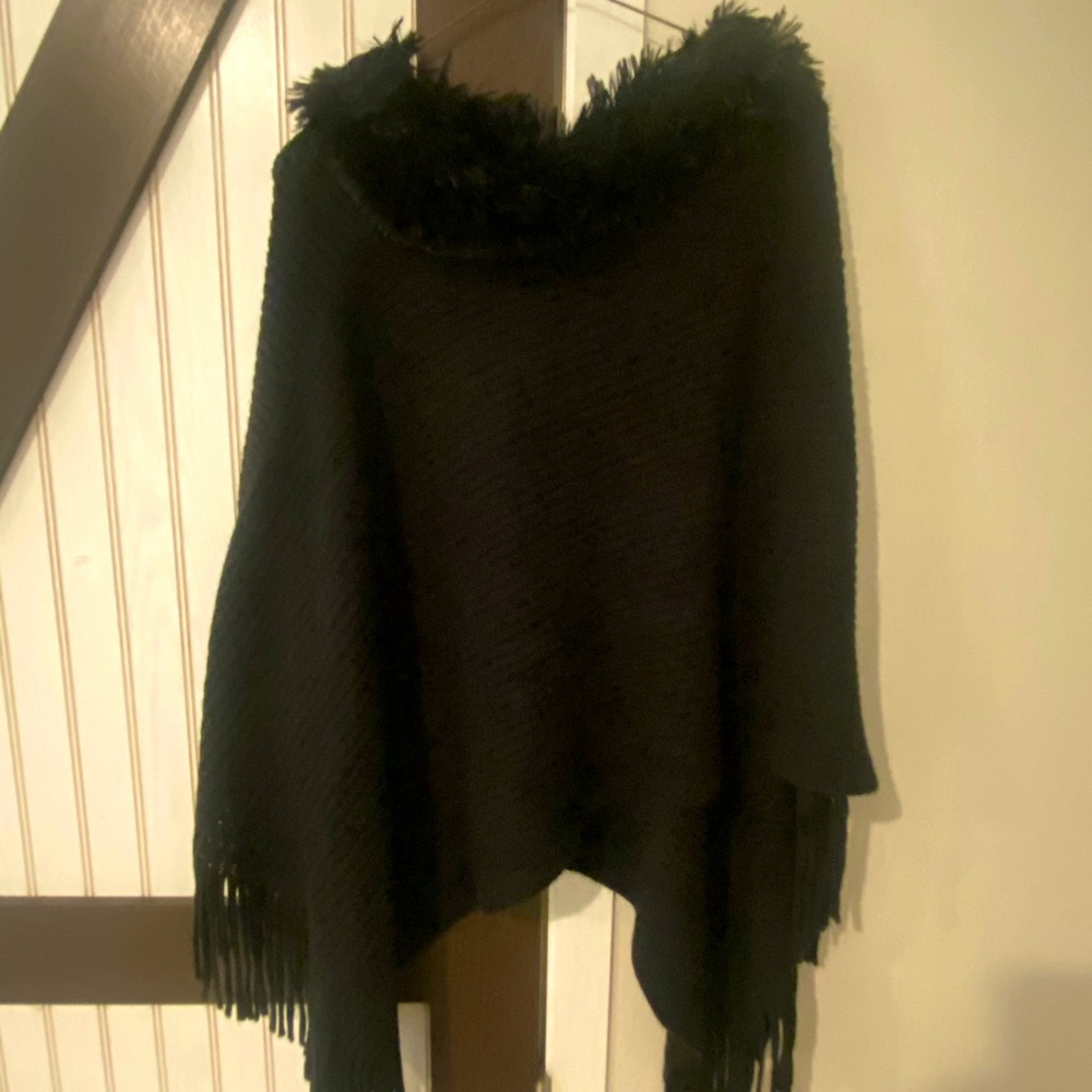 Steve Madden Ladies OSFM Black Faux Fur Shoulder Sweater Cape, 100% Acrylic.‎
